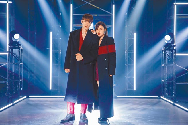 丁噹（右）日前與老蕭率領的「獅子LION」合作。（相信音樂提供）