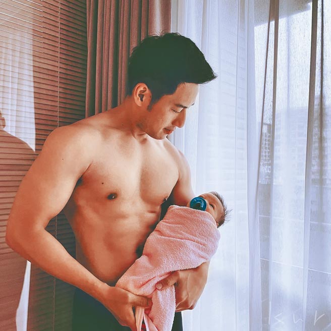 周孝安平時享受當奶爸的樂趣。（摘自臉書）