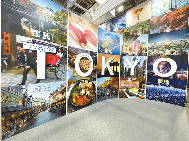 东京观光财团制作了着名观光景点、美食照的大型看板，可供民眾拍照。（何书青摄）