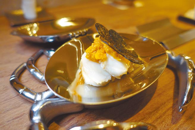 龙虾／风乾鱼子酱／大闸蟹膏。（黄采薇摄）