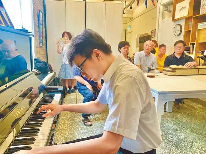 《地球迷航》星儿薛惠纶快手弹奏展现音乐家般风范。（齐石传播提供）