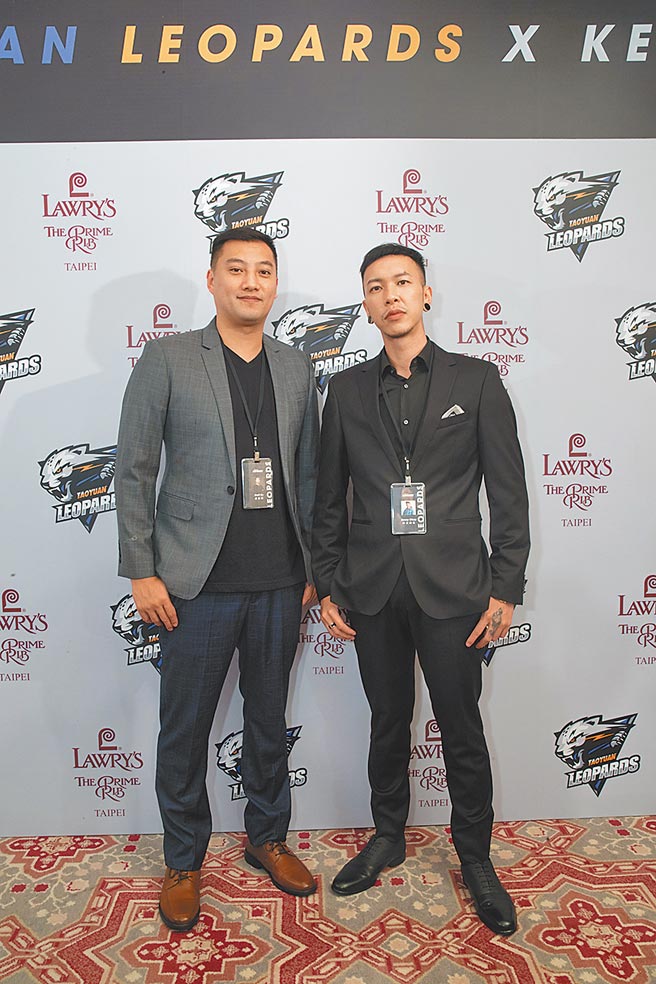 桃园云豹总经理苏翊杰（左）宣布小春成为球队创意总监。（桃园云豹提供）