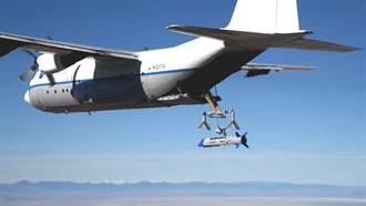 飛行航空母艦實現！「小精靈」無人機完成空中回收