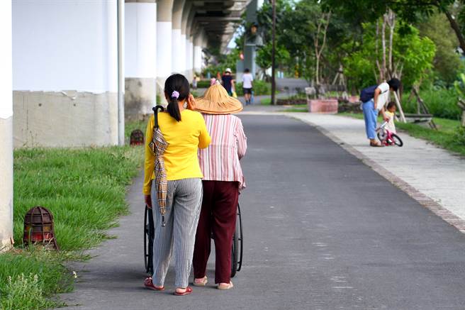 一名男网友表示，去朋友家发现对方家里有外籍看护照顾阿嬷，但看护手中竟拿着最新的iPhone 13，没想到朋友却说，手机不仅是移工自己买的，且存款早就破百万，这令他自叹不如。（图／示意图，达志影像）
