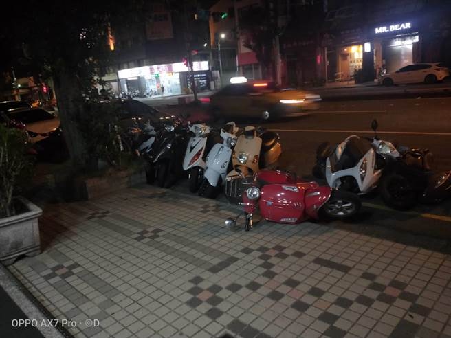 陈姓男子凌晨疑因精神不继，驾车自撞路边车辆。（摘自记者爆料网／陈淑娥台中传真）