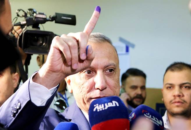 伊拉克总理哈德米（Mustafa al- Kadhimi）的官邸7日遭遇火箭攻击，造成多人死伤，伊拉克政府表示总理哈德米幸存、未受伤，不过另有报导指，这场空袭造成多人死伤。（资料照／路透社）