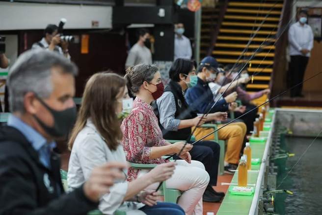 賴清德赴至善釣蝦場，與駐台使節體驗台灣文化。（取自賴清德臉書）
