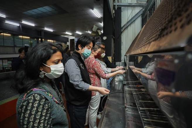 賴清德赴至善釣蝦場，與駐台使節體驗台灣文化。（取自賴清德臉書）
