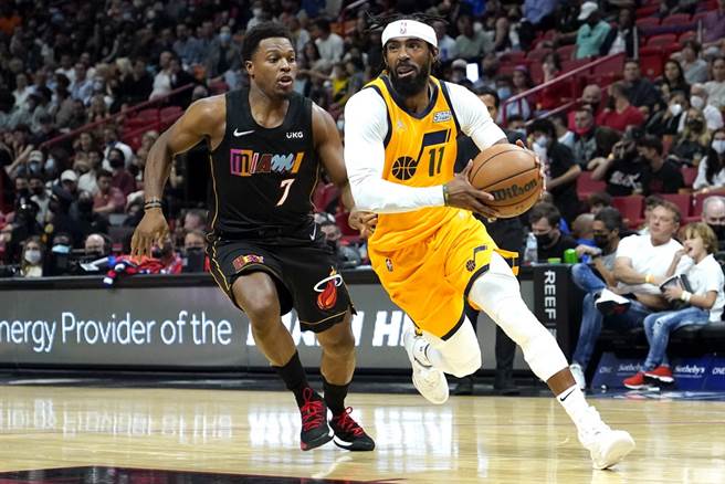 熱火後衛羅瑞(左)緊盯著爵士後衛康利不放。(美聯社)