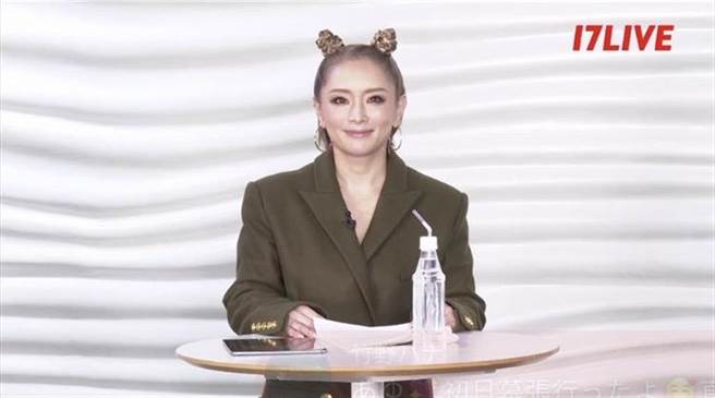 滨崎步自愿站着主持直播，宣告携手17LIVE的选秀活动起跑。（17LIVE提供）