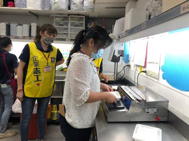 台中市府劳工局与业者合作，举办职场体验实作活动，帮助弱势求职者快速媒合就业。（台中市府提供／卢金足台中传真）