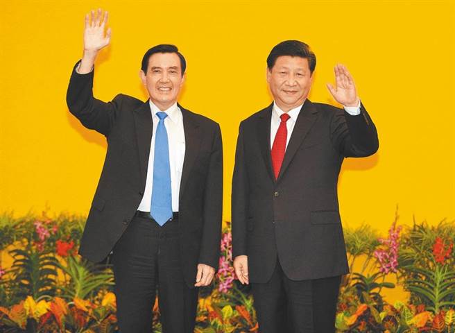 今天是「馬習會」6周年，前總統馬英九在臉書上重申「九二共識」，並呼籲兩岸領導人，應著眼於人民福祉，儘快謀和避戰。圖為2015年11月7日馬習會合影。（本報資料照片）