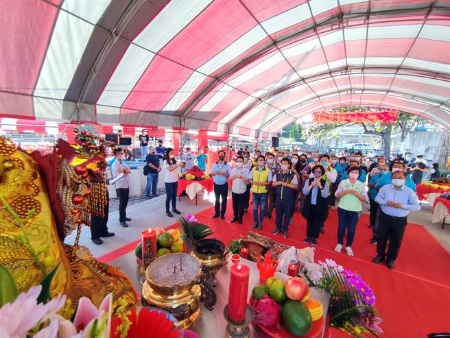 彰化「二水跑水节」为国内特有的水圳节庆活动，今年受到疫情影响，超过三百年歷史的跑水活动取消，但为敬天谢地及感怀先人德泽，传统的感恩祭与圳头祭仍如期举行。（吴建辉摄）