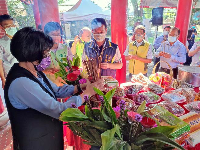 7日彰化县长王惠美、二水乡长苏界钦等县府、公所一级主管，齐聚林先生庙，感恩先民开凿水圳，灌溉彰化平原，让彰化成为土地肥沃、物产丰饶的农业大县。（吴建辉摄）