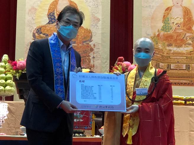 财团法人佛教僧伽医护基金会今（7）日在新北市板树体育馆举办「岁末感恩消灾祈福法会」，供品也在法会后捐赠「好日子爱心大平台」提供弱势团体。（叶书宏摄）