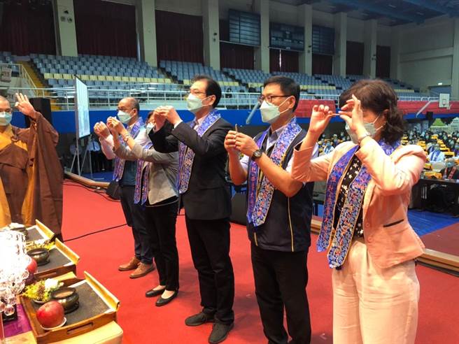 财团法人佛教僧伽医护基金会今（7）日在新北市板树体育馆举办「岁末感恩消灾祈福法会」，副市长刘和然及传妙法师等诸山长老出席与会。（叶书宏摄）