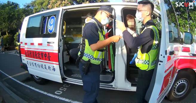 女子因骑单车运动过度倒卧路边，经警消驰援后已无大碍。（警方提供／陈淑娥台中传真）