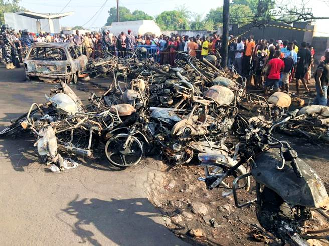狮子山共和国（Sierra Leone）油罐车爆炸意外酿成99死、上百人受伤。图为机车被烧到只剩骨架。（图／路透社、狮子山国家灾难管理局提供）