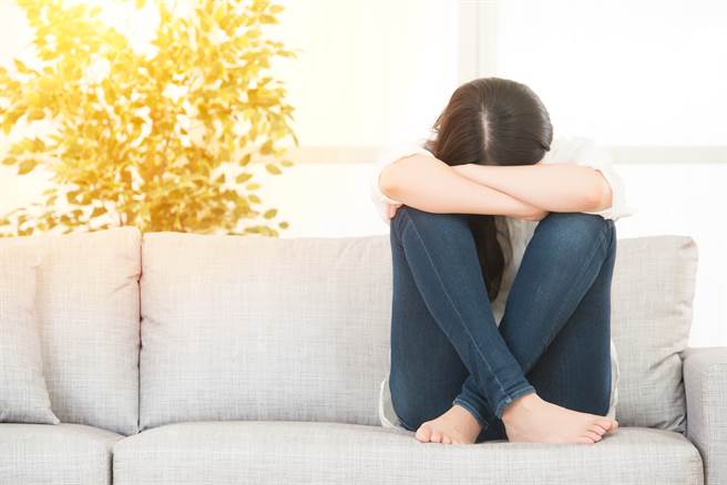 一名女大生表示，男友是成大化学系，自己则是科大药学系，两人交往近一年，彼此相处愉快，但她心里一直觉的学歷比不上对方，甚至被男友看不起，令她相当自卑。（图／示意图，达志影像）