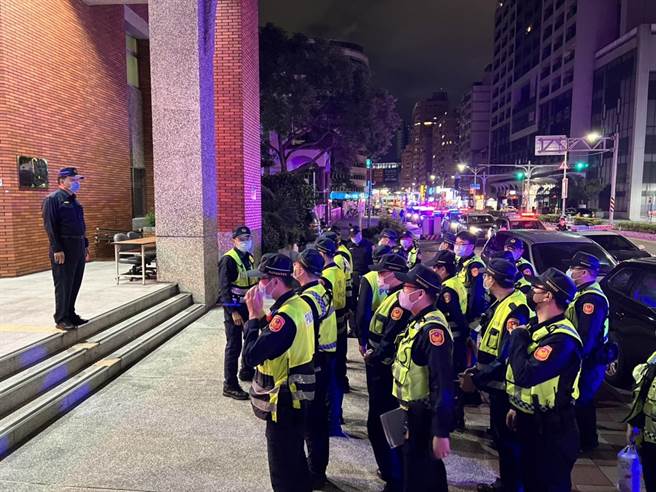 新北市三重警分局於6日晚間規畫勤務，動員轄區警力，同步兵分多路，針對轄內各治安要點編排威力掃蕩臨檢。（三重警分局提供）
