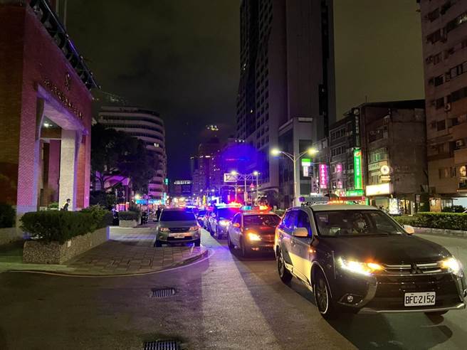 新北市三重警分局於6日晚間規畫勤務，動員轄區警力，同步兵分多路，針對轄內各治安要點編排威力掃蕩臨檢。（三重警分局提供）