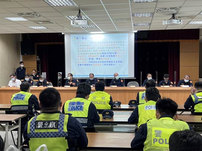 新北市三重警分局於6日晚間規畫勤務，動員轄區警力，同步兵分多路，針對轄內各治安要點編排威力掃蕩臨檢。（三重警分局提供）