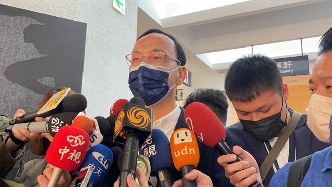 国民党主席朱立伦今日出席中国书法学会60周年国际展接受媒体访问。（朱立伦办公室提供）