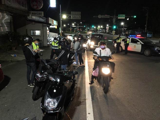 新北市淡水警分局於6日晚間規畫「擴大臨檢暨環、警聯合稽查」勤務。（淡水警分局提供）