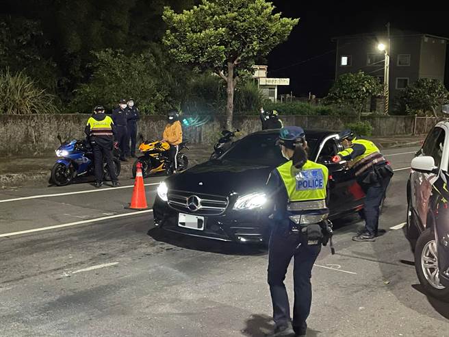 新北市淡水警分局於6日晚間規畫「擴大臨檢暨環、警聯合稽查」勤務。（淡水警分局提供）