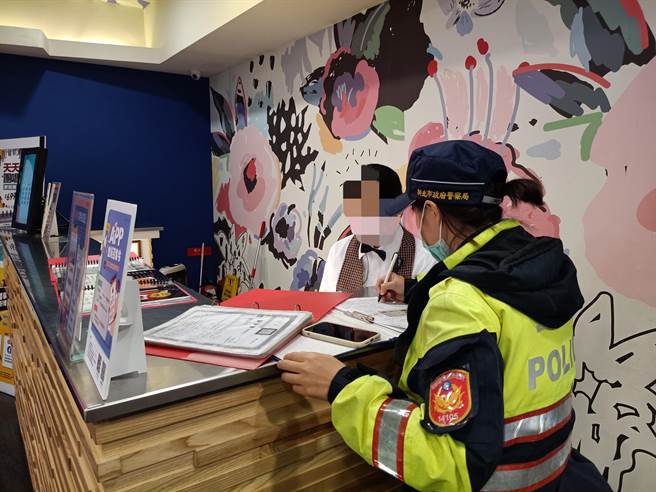 新北市淡水警分局於6日晚間規畫「擴大臨檢暨環、警聯合稽查」勤務。（淡水警分局提供）