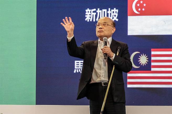 行政院長蘇貞昌圖文並茂，解釋民進黨上任後的政績，並痛批國民黨利用公投來擾亂台灣。（羅浚濱攝）