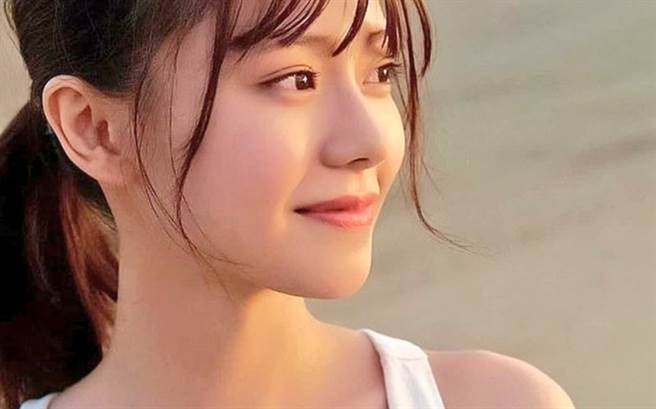 浅仓唯有着精致脸孔及魔鬼身材。（图/浅仓唯推特）