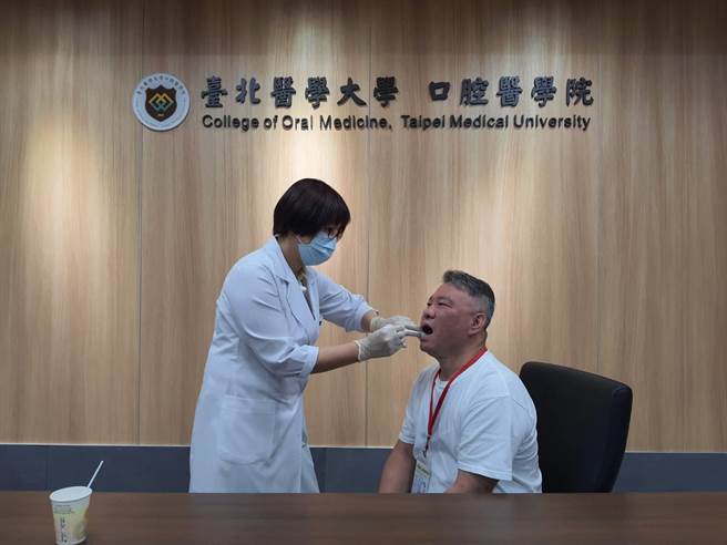 北医大口腔卫生学系主任周幸华指出，接受化疗、放射性治疗后的口腔黏膜相当脆弱，清洁时应先用温度不高的水湿润口腔，再用海绵清洁。（陈人齐摄）