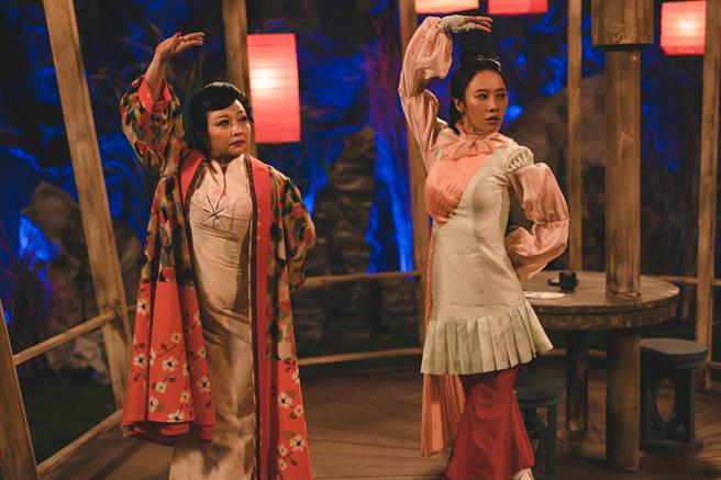 狄玫在《孟婆客栈》演方宥心的师父，指导她身段。（公视台语台提供)