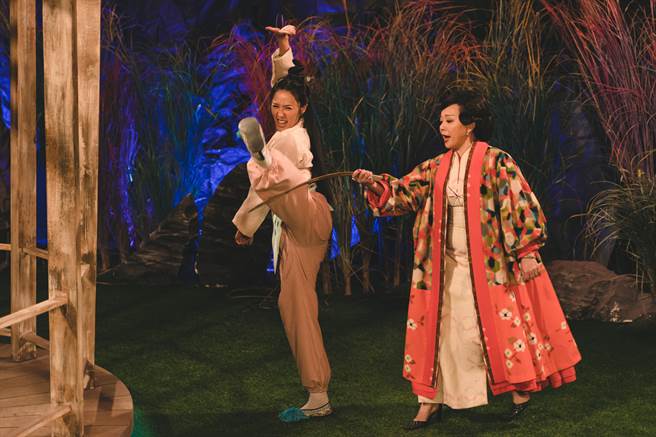 狄玫在《孟婆客栈》演方宥心的霸气师父，指导她身段。（公视台语台提供)