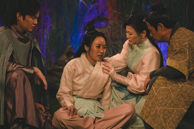 方宥心（左二）在《孟婆客栈》磨练身段太操，客栈伙伴蔡振南（右起）、方馨、许富凯上前关心。（公视台语台提供）