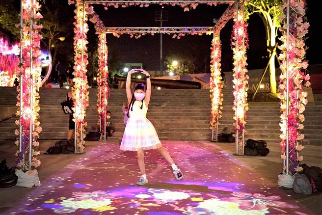 KANO展区广场中间的「春绽步道」更是吸睛，走入其中可感受到春天的氛围，更新奇有趣的是地面的互动投影，以银河星空为背景，大小朋友只要挥挥手、动动脚、跑跑跳跳就会呈现绽放的花朵。（嘉义市政府提供∕吕妍庭嘉义传真）