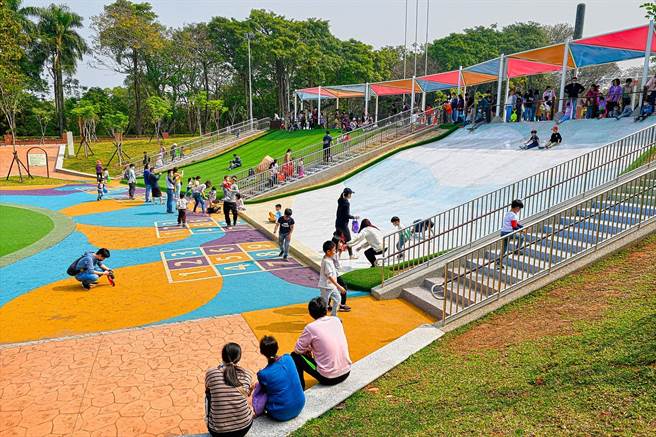 嘉义市亲子游推出新玩法，鼓励亲子出游，白天到KANO园区附近玩滑草场、星光溜滑梯，晚上体验「光织影舞」期间限定的光投影互动装置。（嘉义市政府提供∕吕妍庭嘉义传真）