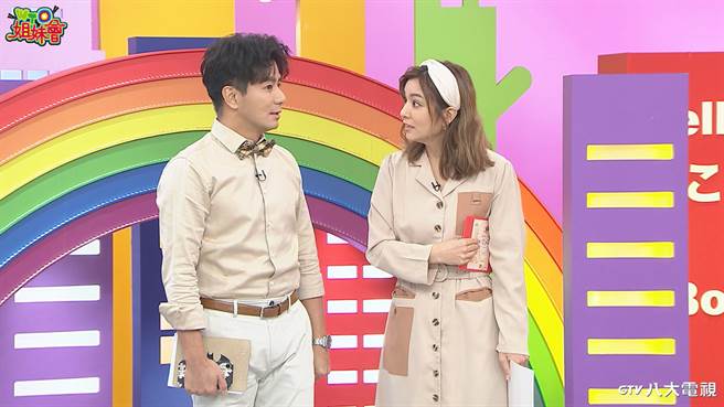 《WTO姐妹会》主持人莎莎（左）、郭彦均与来宾分享疯狂购物经验。（八大提供）