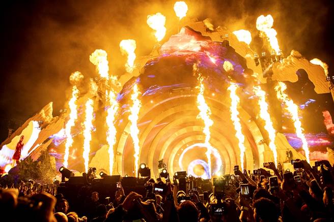 美国即将要出现「毒品安全注射中心」。罗德岛州州长麦基（Dan McKee）七月签署法案，九月启动，明年初试办运行。图为德州天文音乐祭发生踩踏意外酿成8人死亡、300人受伤事件，据传有多人因注射毒品死亡。（图／美联社）