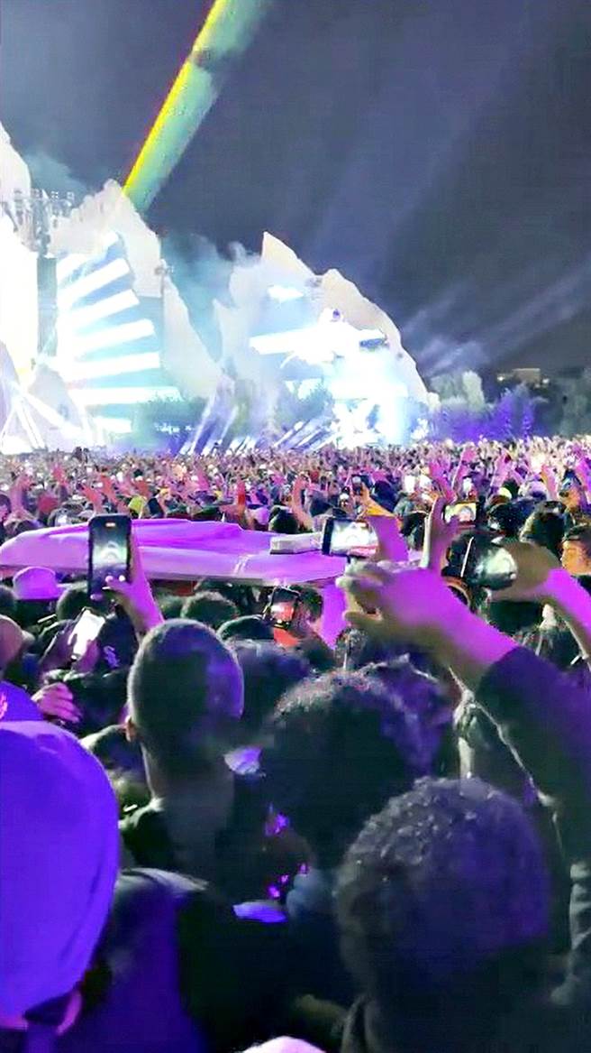 美国德州天文音乐祭（Astroworld Festival）踩踏意外酿成8人死亡、300人受伤，当天现场涌入5万乐迷。（图／路透社）