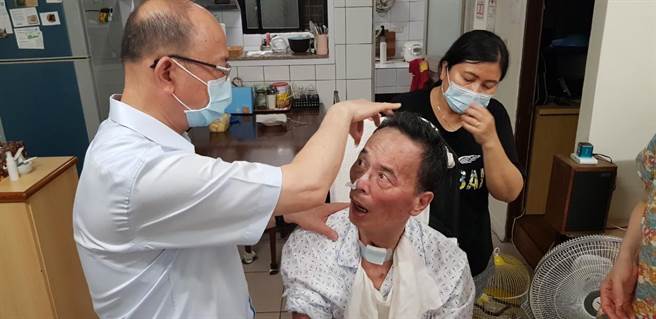 中醫師詹益能到患者家中提供針灸服務。（台北市中醫師公會提供）