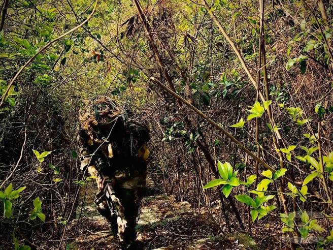 滲透狙擊偽裝潛行訓練，考驗隊員面對壓力仍須完成定向越野及進入陣地後射擊等任務，是最接近模擬實戰的一項訓練。憲兵指揮部提供