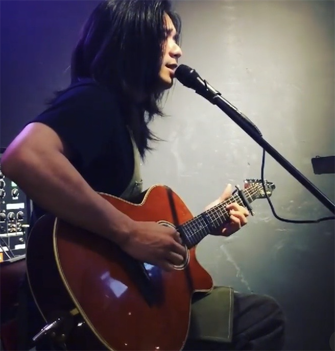 閒慮の烏鴉以創作曲〈放輕鬆〉最終勝出獲金唱片的結業證書。（17LIVE提供）