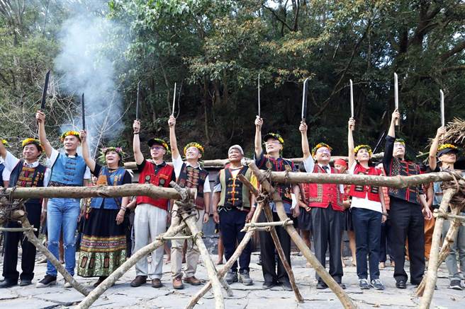 旧筏湾部落猎寮落成，眾人报战功庆贺。（屏县府文化处提供／林和生屏东传真）