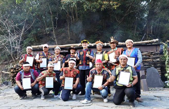 文化部办理原住民族传统建筑石板屋修復人才培育计画，并承诺未来将持续推动相关培育。（屏县府文化处提供／林和生屏东传真）