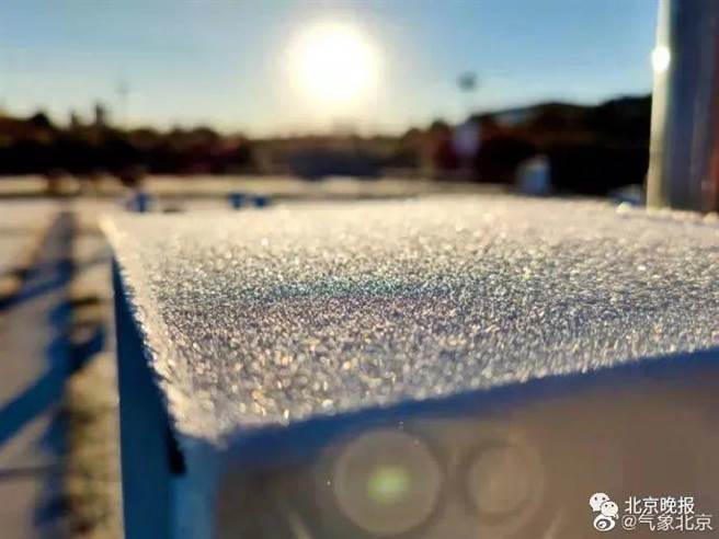 据北京市气象台7日消息，7日上午北京市大部分地区降雪逐渐减弱，气温可能跌破近十年同期最低值。（根据大陆官方微信号「@气象北京」）