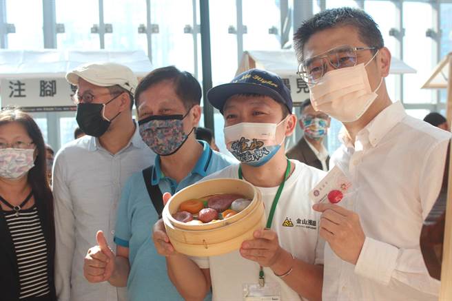 参与农创体验市集的金山萝卜糕名店「富品家」负责人李东展（左2）与农业局长李玟（左）畅谈农创心路歷程。（陈慰慈摄）