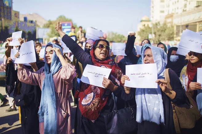 29岁阿富汗女权人士萨菲（Frozan Safi）被证实已遭杀害身亡，死状悽惨。自塔利班8月中掌权以来，阿富汗全国各地爆发女性抗议行动。图为女性抗议行动资料照。（资料照／美联社）