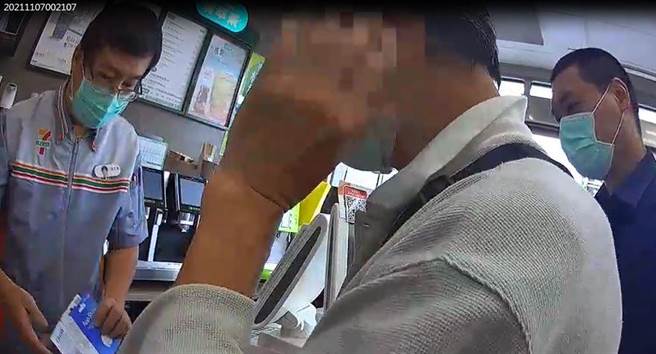 林姓男子领有残障手册，进入超商后，先购买6000元游戏点数，声称要交给朋友，让朋友去银行缴税。（摘自影片）